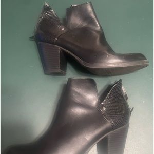 Like new Simply Vera Wang women’s black boots size 8